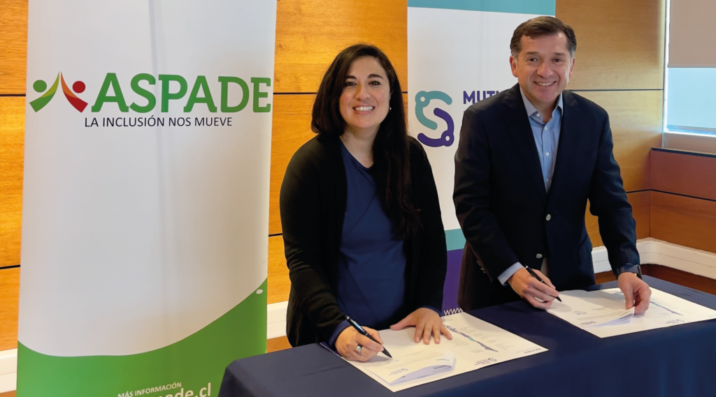 Valeska Gómez, Directora General ASPADE, y Patricio Martínez, Gerente General de Mutual de Seguros de Chile, firmando el acuerdo de colaboración.